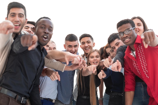 Grupo de negócios feliz apontando para a câmera