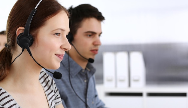 Grupo de operadores no trabalho Call center Foco na recepcionista mulher no fone de ouvido no atendimento ao cliente