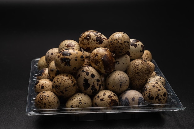 Grupo de ovos de codorna como pano de fundo Ovos crus