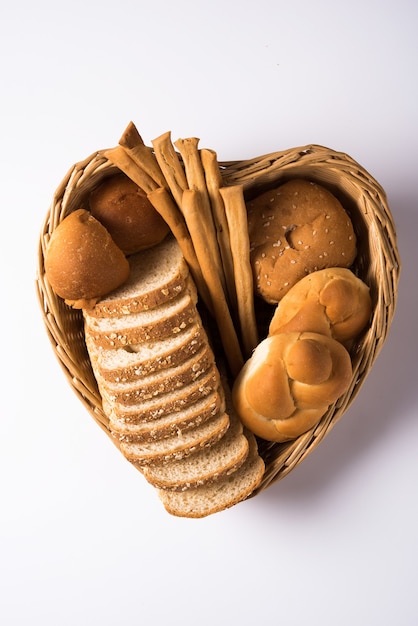 Grupo de pães diferentes ou tipos de pães em uma superfície branca