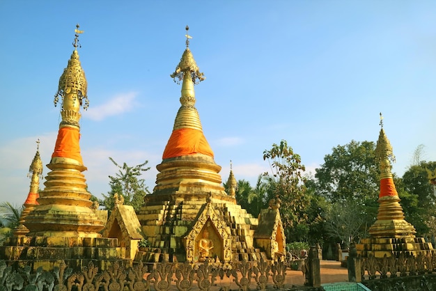 Grupo de Pagodes Dourados do Templo Wat Somdej em Sangkhlaburi, Kanchanaburi, Tailândia