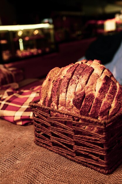 Grupo de pão fresco de padaria simit gevrek pão e bolo na vitrine