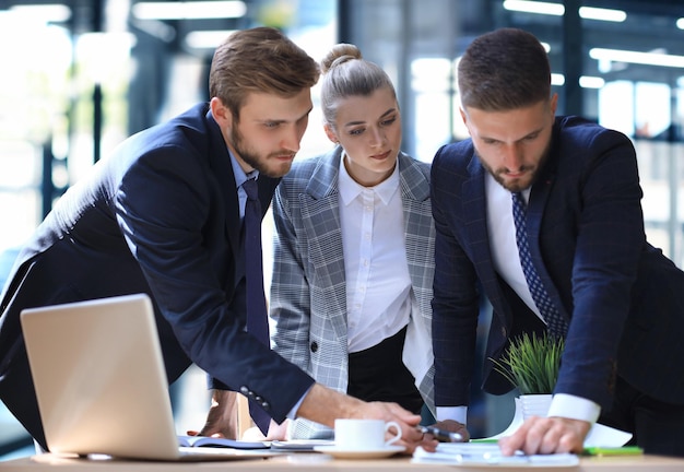 Foto grupo de parceiros comerciais a discutir ideias e a planear o trabalho no escritório