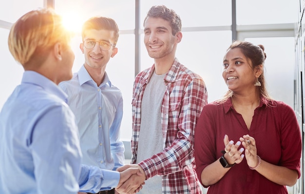 Grupo de parceiros de diversos empresários negociando na reunião de diretoria