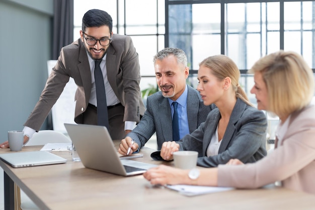 Grupo de parceiros de negócios discutindo ideias e planejando o trabalho no escritório