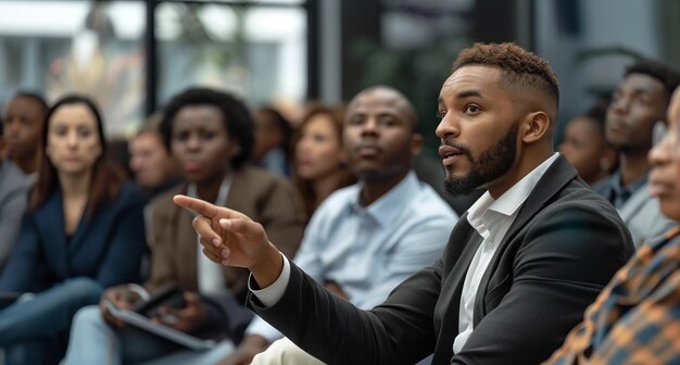 Grupo de pessoas a ouvir na sala de conferências