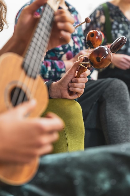 Foto grupo de pessoas a tocar diferentes tipos de instrumentos musicais durante a musicoterapia
