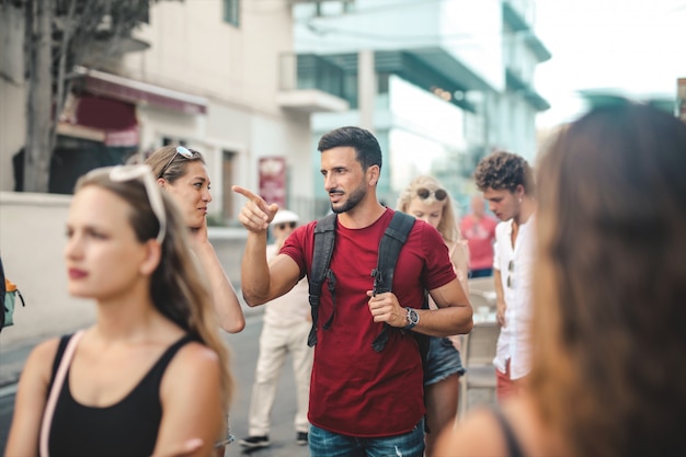 Grupo de pessoas andando na cidade