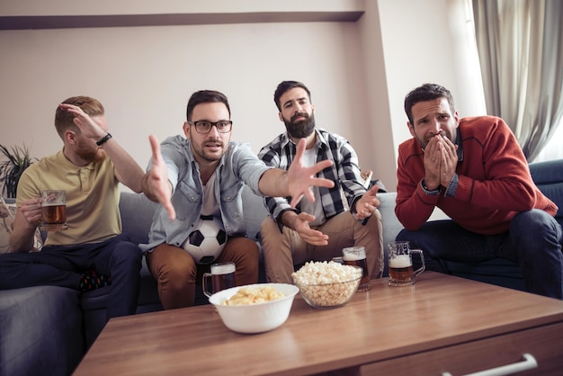 Grupo de pessoas assistindo a um jogo de futebol