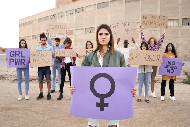 Grupo de pessoas ativista protestando contra o conceito de manifestação de mulheres feministas