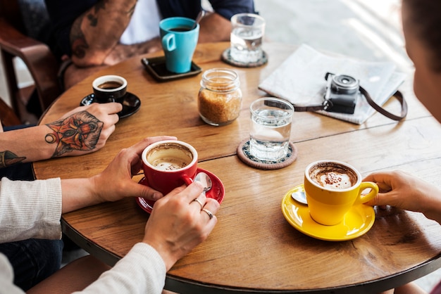 Grupo de pessoas bebendo café conceito