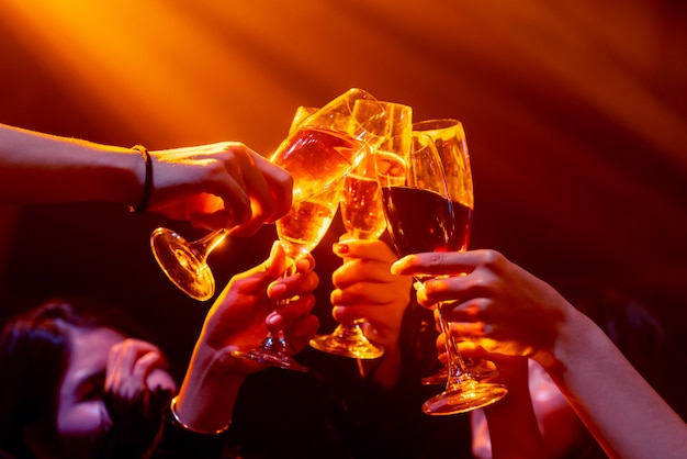 Grupo de pessoas brindando com drinques em festa no clube de dança