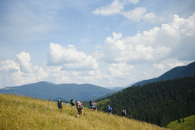 Grupo de pessoas caminhando nas montanhas