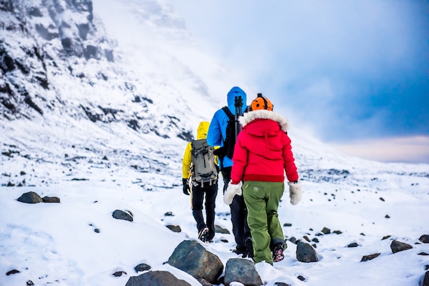 Grupo de pessoas caminhar no inverno