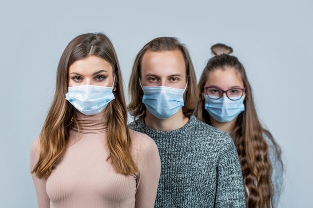 Grupo de pessoas com máscaras protetoras. Multidão de pessoas usando máscaras médicas. Conceito de epidemia de coronavírus. Grupo de pessoas usando máscara médica protetora para proteção contra doenças virais.