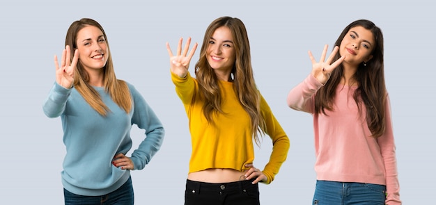 Grupo de pessoas com roupas coloridas felizes e contando com quatro dedos