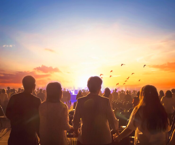 Foto grupo de pessoas contra o céu dramático durante o pôr-do-sol