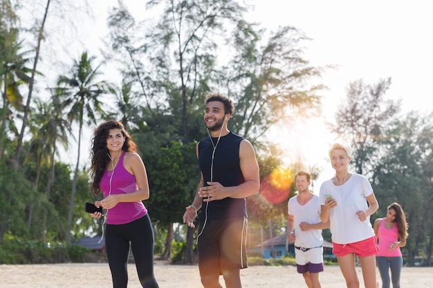 Grupo de pessoas correndo, corredores de esporte jovem movimentando-se