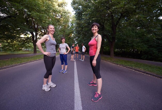 Foto grupo de pessoas correndo, equipe de corredores no treinamento matinal