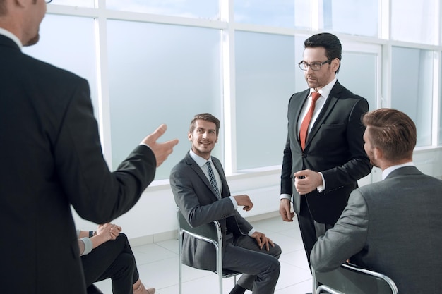 Grupo de pessoas criativas na sala de conferências