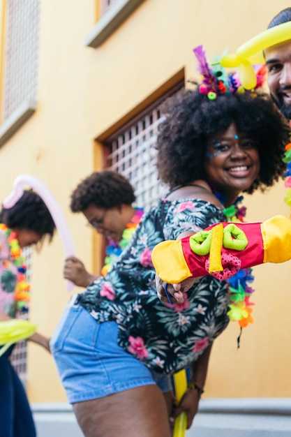 Grupo de pessoas curtindo o carnaval nas ruas de Barranquilla Colômbia