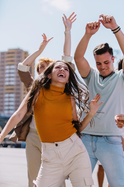 Grupo de pessoas dançando ao ar livre Foto vertical