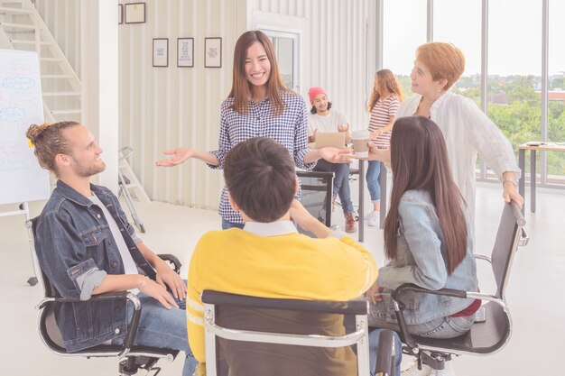 Grupo de pessoas de negócios asiáticos e multiétnicas com terno casual em ação feliz brainstorming