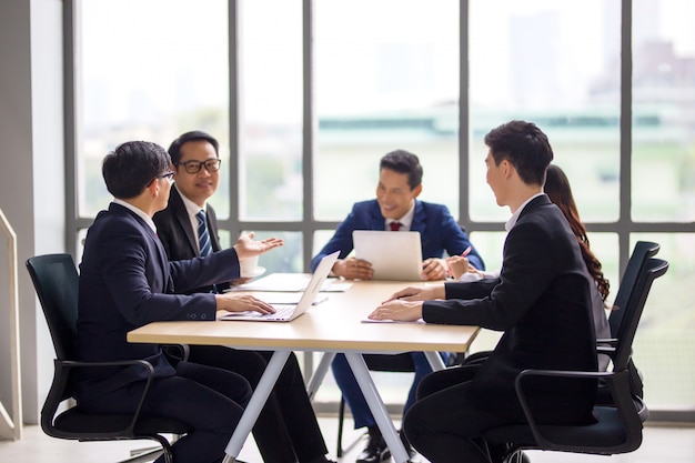 Grupo de pessoas de negócios asiáticos equipe reunião no escritório moderno trabalhando o conceito de planejamento e idéias de design