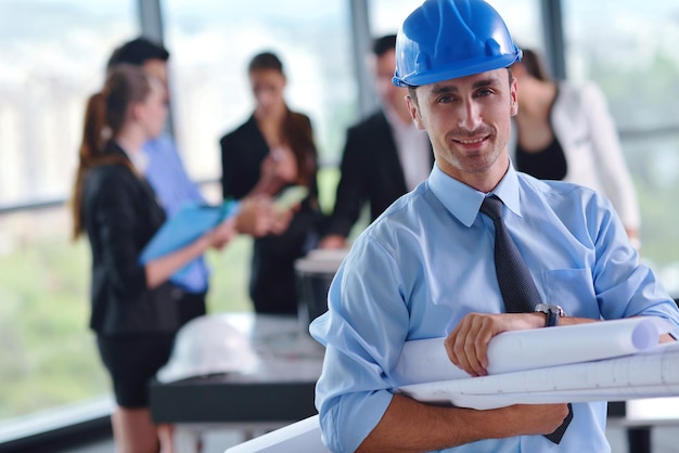 grupo de pessoas de negócios em reunião e apresentação em escritório moderno brilhante com arquiteto engenheiro de construção e trabalhador procurando modelo de construção e planos de planta