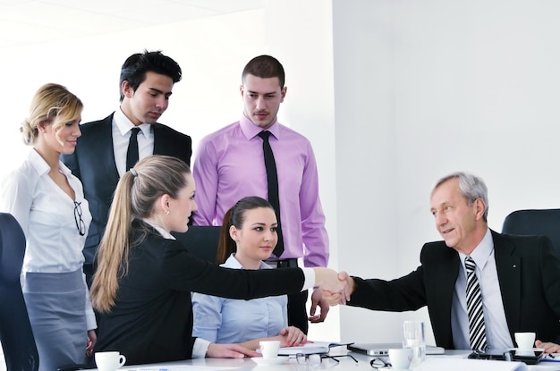 Grupo de pessoas de negócios em uma reunião em um ambiente de escritório leve e moderno.