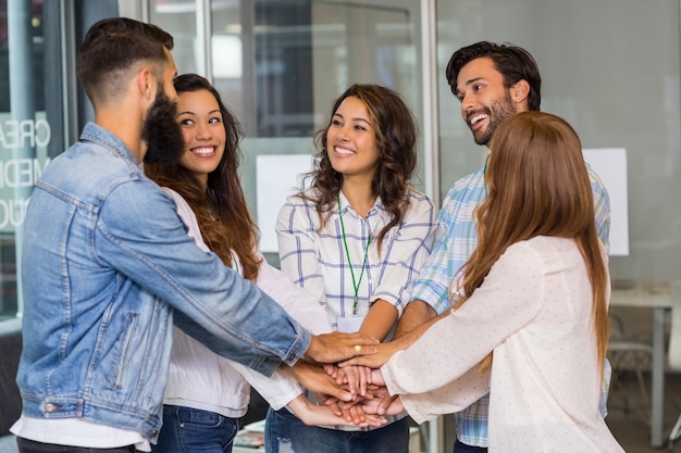 Grupo de pessoas de negócios, formando uma pilha de mão