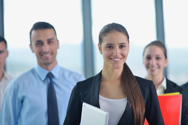 grupo de pessoas de negócios juntando as mãos e permanecendo como equipe em círculo e representando o conceito de amizade e trabalho em equipe