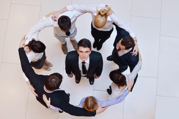 grupo de pessoas de negócios juntando as mãos e permanecendo como equipe em círculo e representando o conceito de amizade e trabalho em equipe