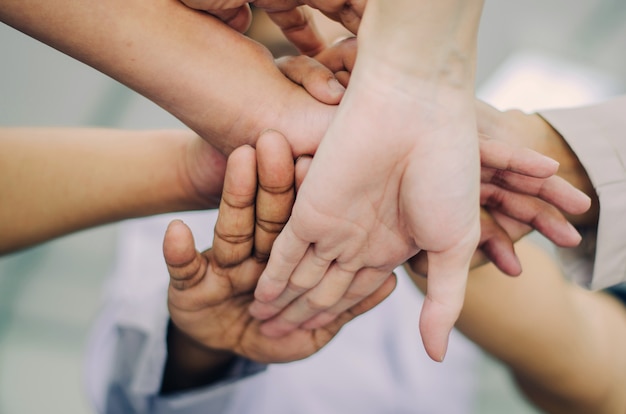 Grupo de pessoas de negócios, juntando as mãos em equipe, unir as mãos