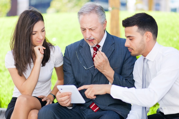 Grupo de pessoas de negócios usando um tablet digital