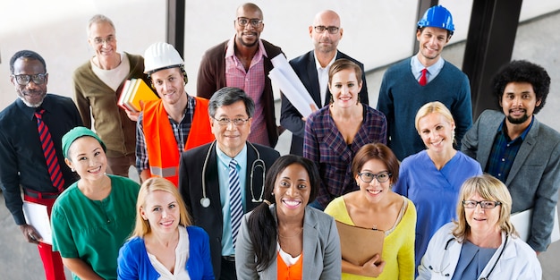 Grupo de pessoas de ocupação diversificada