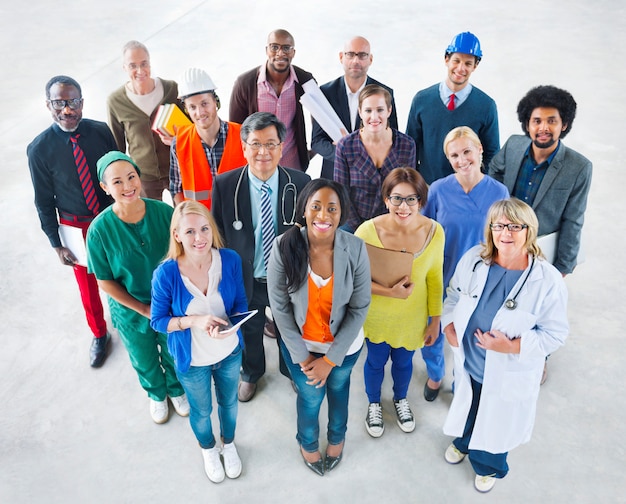 Grupo de pessoas de ocupação diversificada