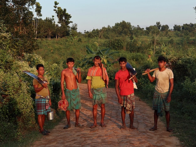 Foto grupo de pessoas de pé contra a montanha