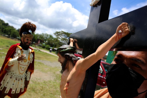 Foto grupo de pessoas de pé na terra contra o céu