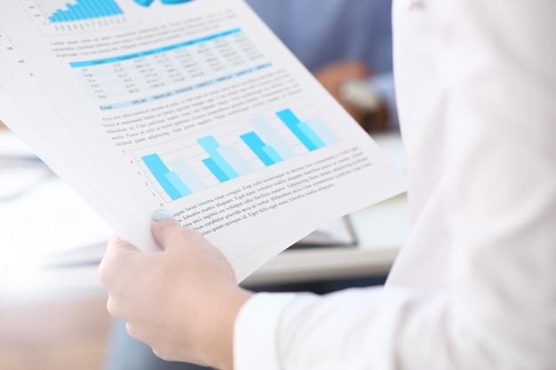 Grupo de pessoas discutir resultados financeiros no local de trabalho