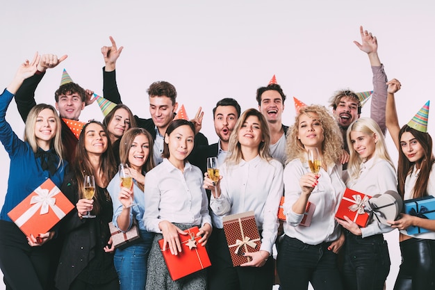 Grupo de pessoas em festa com caixas de presente