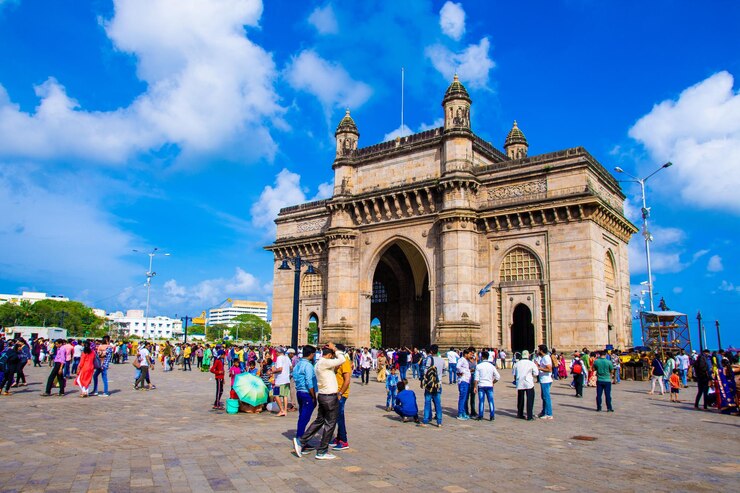 Foto grupo de pessoas em frente ao edifício histórico
