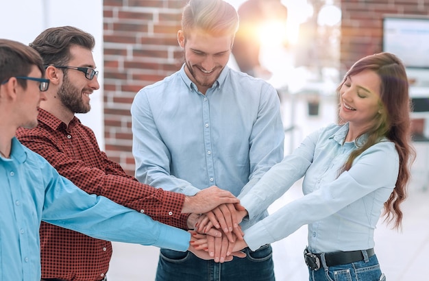 Foto grupo de pessoas entrega trabalho em equipe de parceria