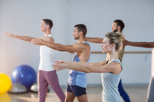 Grupo de pessoas fazendo yoga