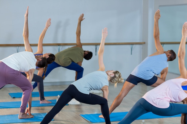 Grupo de pessoas fazendo yoga