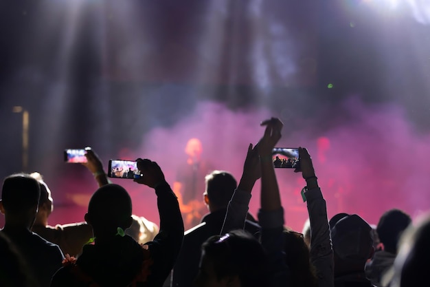 Foto grupo de pessoas fotografando em um concerto de música