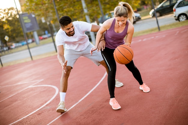 Foto de Pessoas Jogando Basquete e mais fotos de stock de Adulto