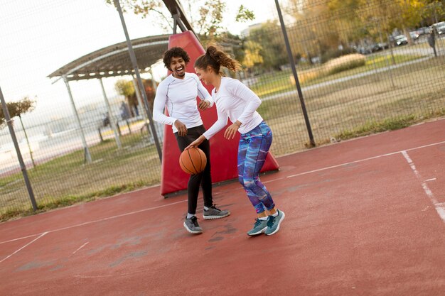 Foto de Grupo De Pessoas Multiétnicas Jogando Basquete Na Quadra e