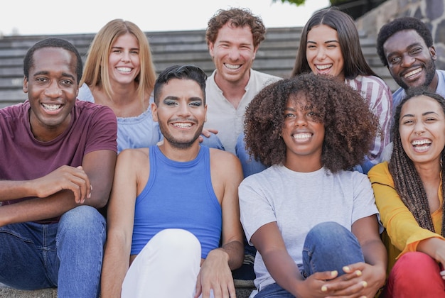 Grupo de pessoas multirraciais felizes rindo na câmera ao ar livre Conceito de diversidade e amizade