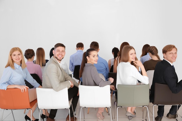 Grupo de pessoas na apresentação do negócio